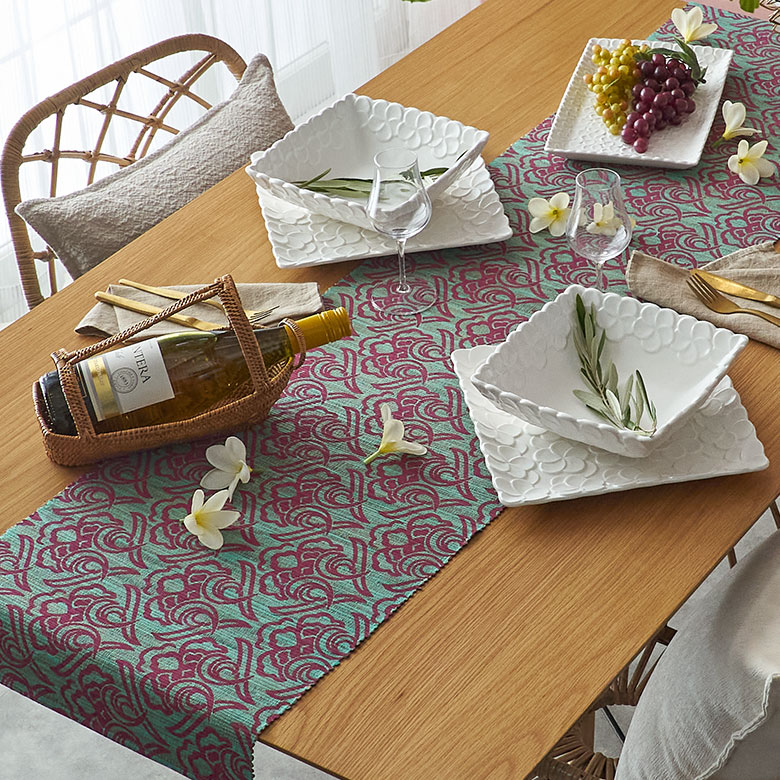 花柄のウォーターヒヤシンス製テーブルランナー