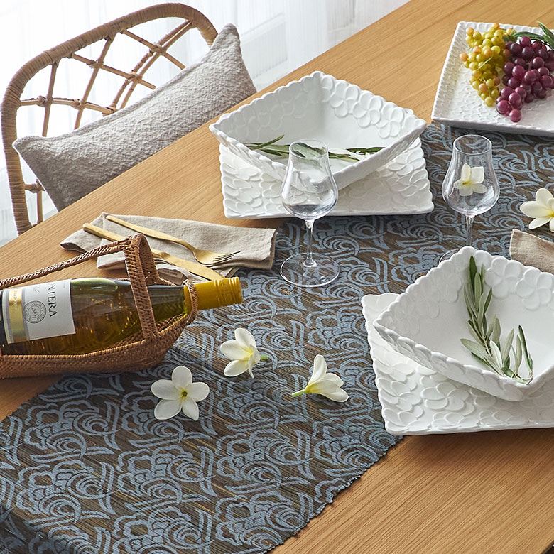 花柄のウォーターヒヤシンス製テーブルランナー