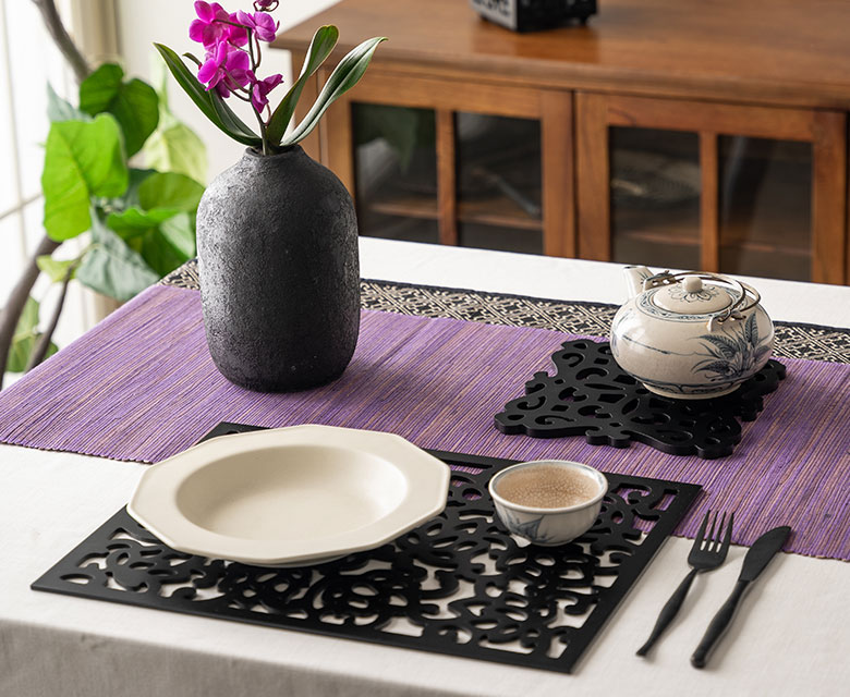 オリエンタルなデザインの彫刻アート