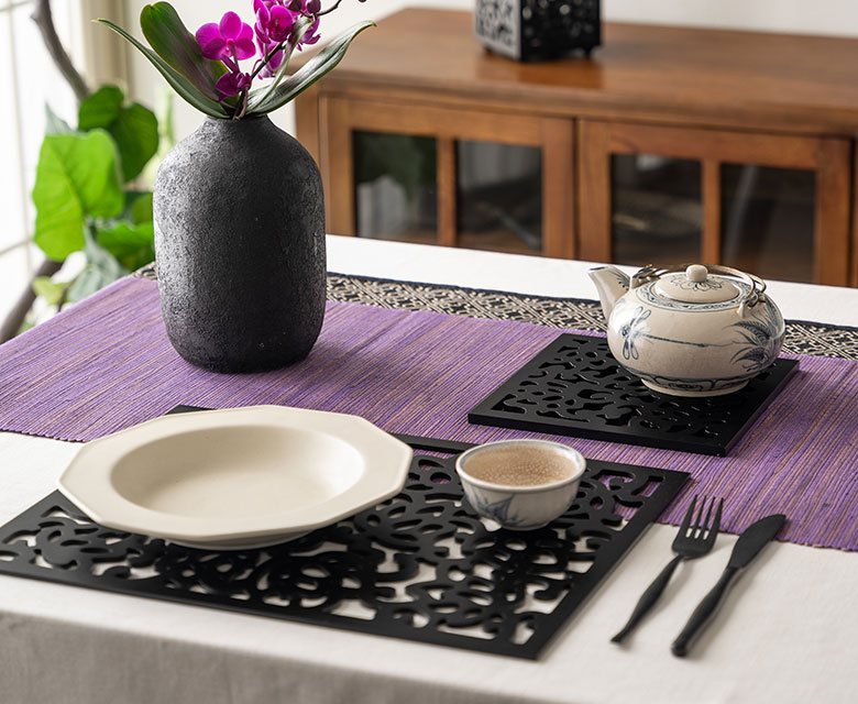 オリエンタルなデザインの彫刻アート