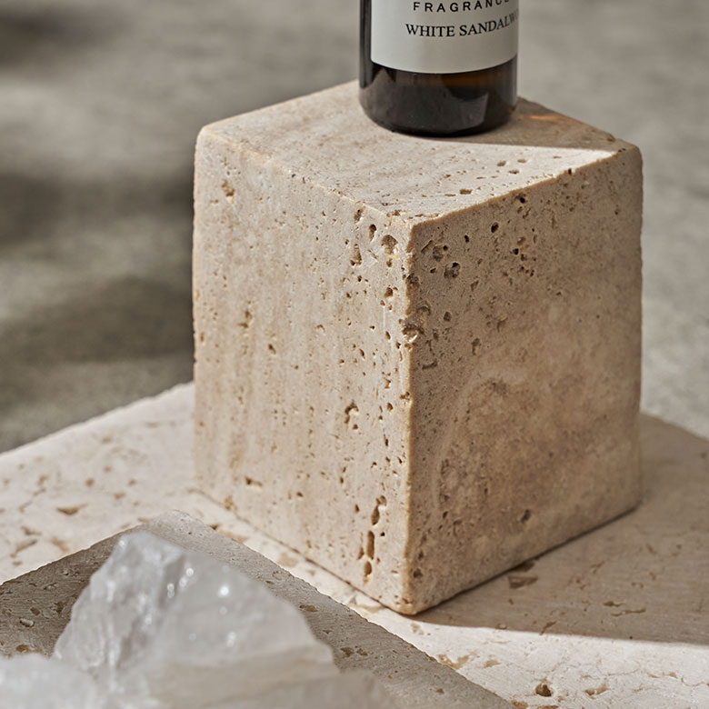 自然が作り出した色味と質感で、堅苦しくないナチュラルな空間を演出