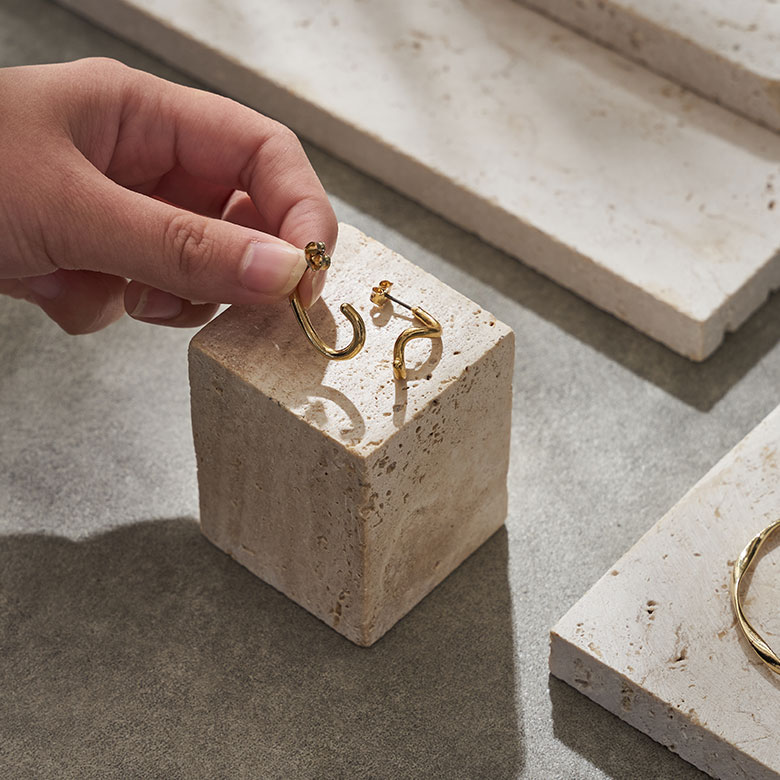 指輪などのアクセサリーを置く、小さなディスプレイスタンドとして