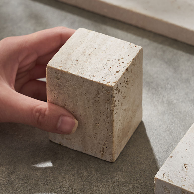 インドの職人によって、ひとつひとつハンドメイドで作られたアイテム