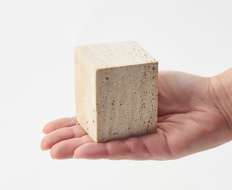 少し縦長のキューブ型