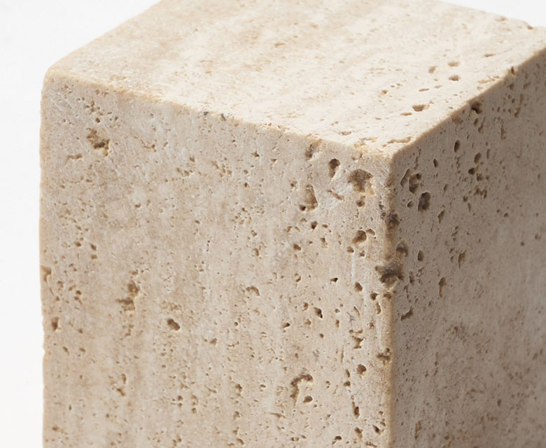 穴の空き方や模様など、石の表情が一つ一つ異なる天然の大理石