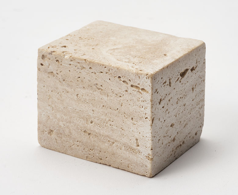 自然をそのまま感じる、天然石の素材感が魅力