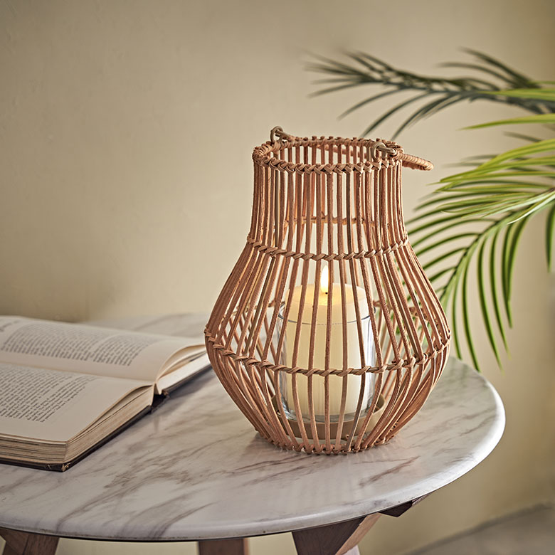 ラタンで編まれたランタン
