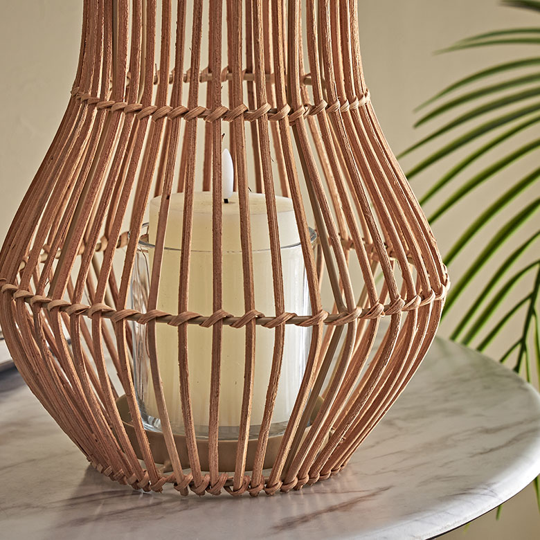 ラタンの特性を活かした、しなやかで丸みを帯びた可愛いデザインのランプ