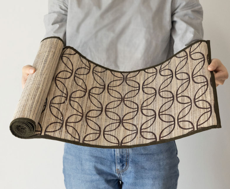 シンプルで可愛いデザインのテーブルランナー