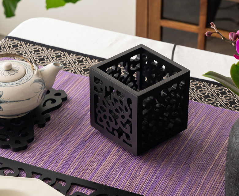 オリエンタルなデザインの彫刻アート