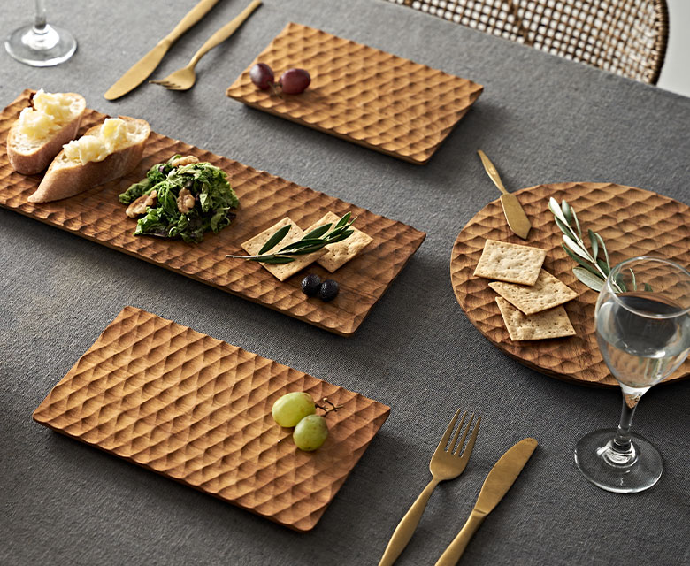 バリエーション豊かな木製のお皿