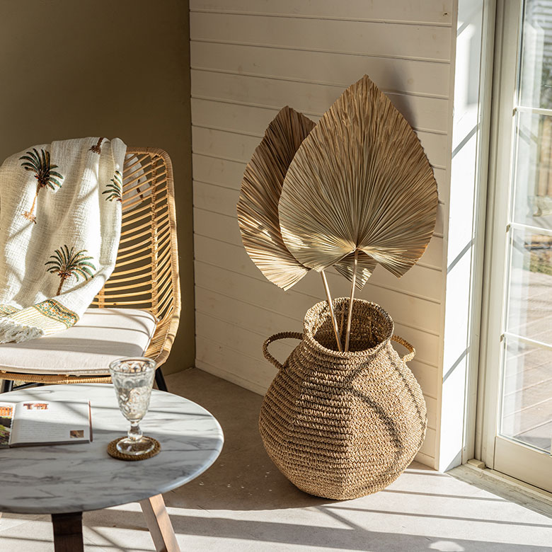 アジアインテリアを演出する収納バスケット