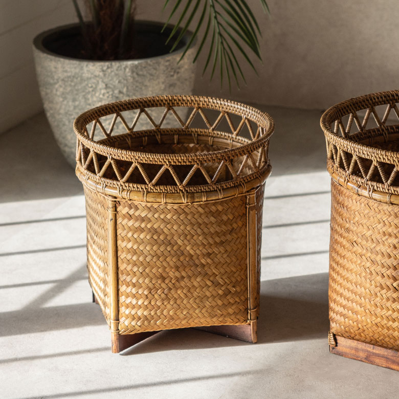 バンブーとラタンの脚付きバスケット