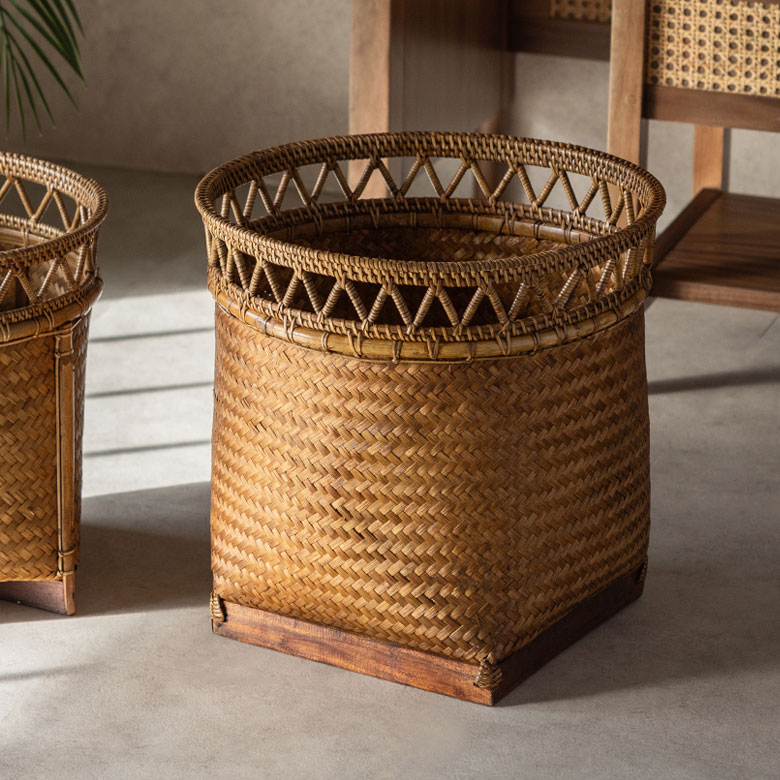 バンブーとラタンの脚付きバスケット