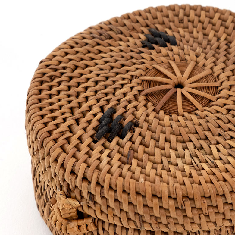 素材は主にインドネシアに自生するシダ科の植物「アタ」