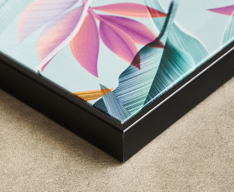 インテリアに馴染みやすい、ブラックのフレーム