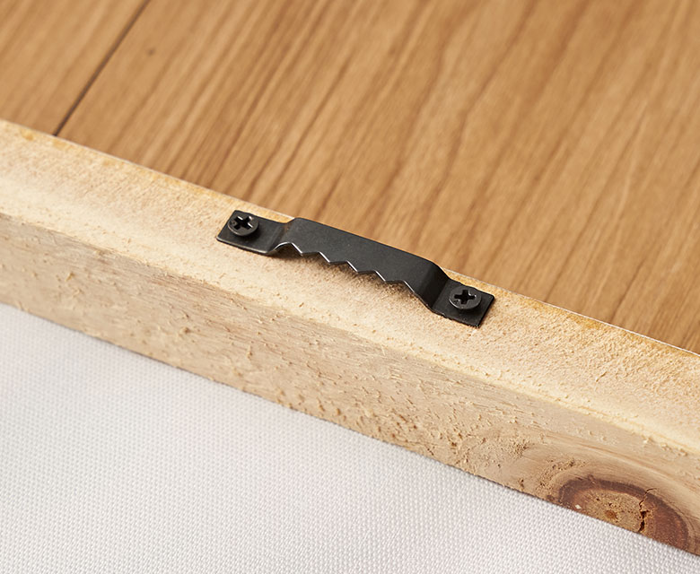 壁掛け用の金具がついています