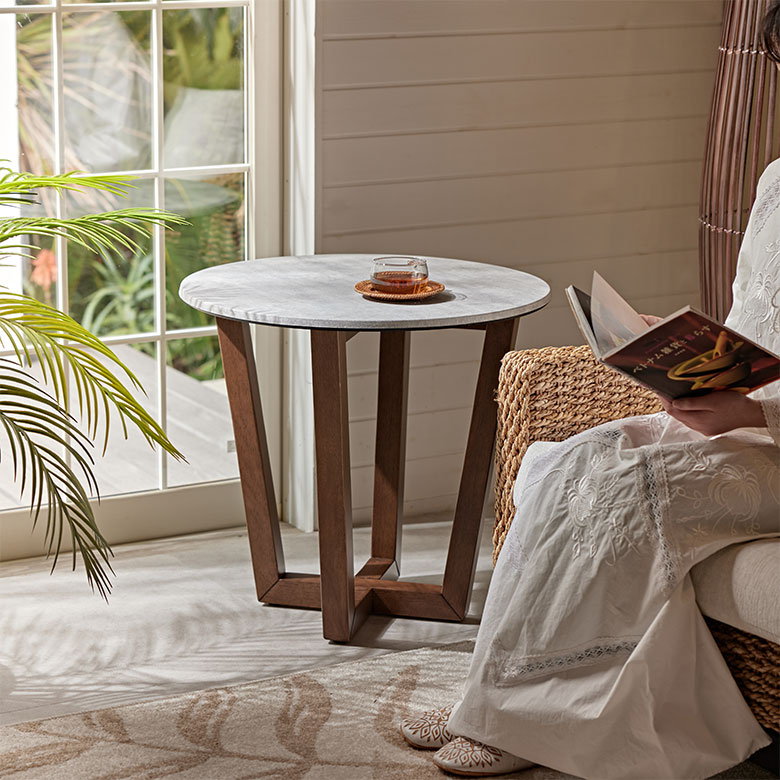 大理石風のダイニングテーブル