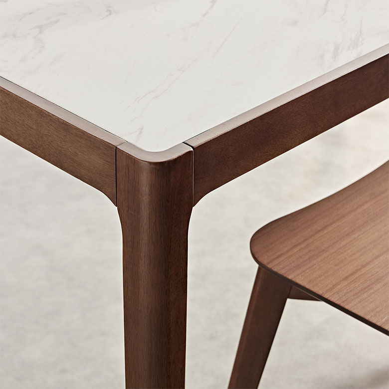 シックなウッド素材