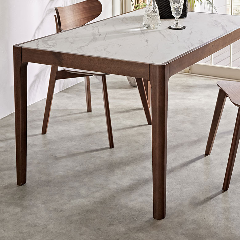 シャープなウッド脚