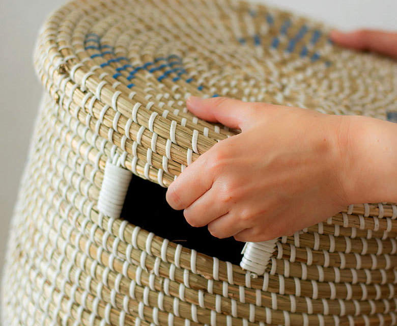 持ち運びに便利な取っ手付き