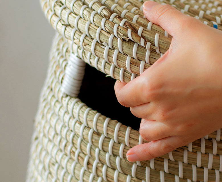 持ち運びに便利な取っ手付き