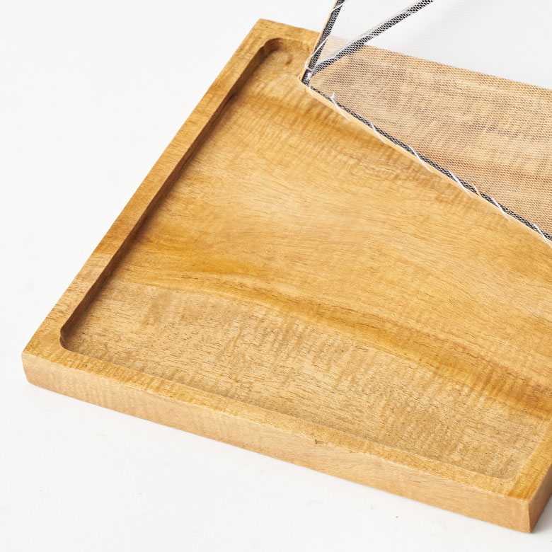 職人により丁寧に作られたトレー