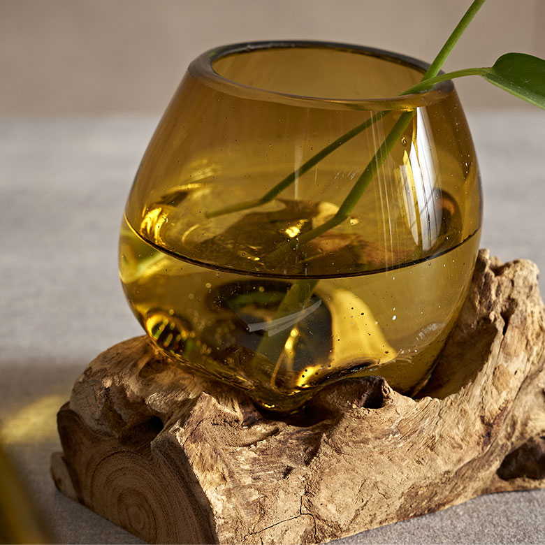 流木とガラスの花瓶