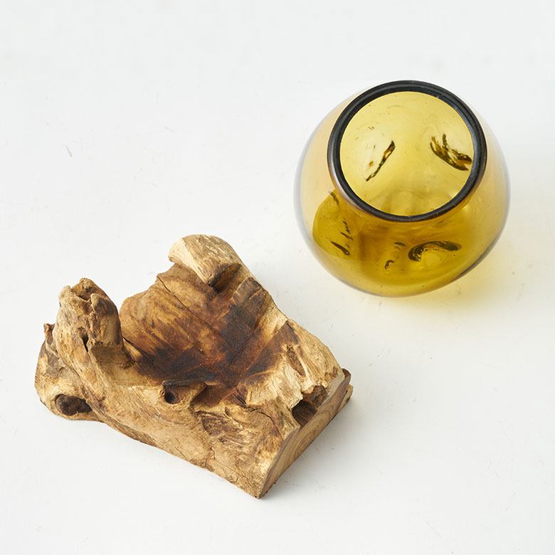 異素材を合わせたユニークな花瓶