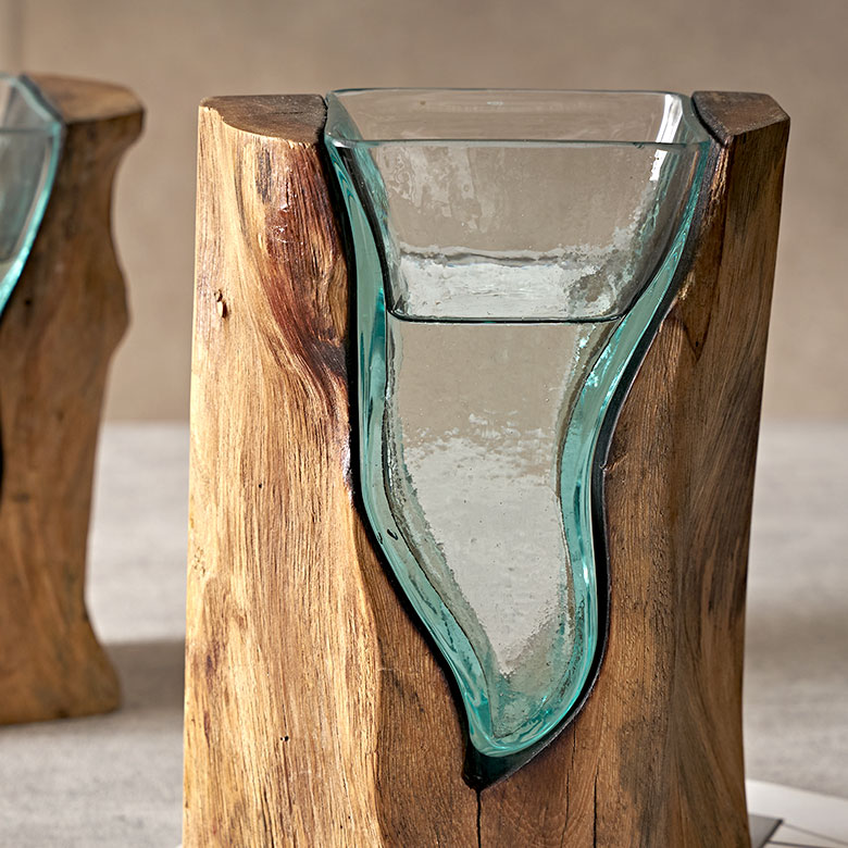 流木とガラスの花瓶