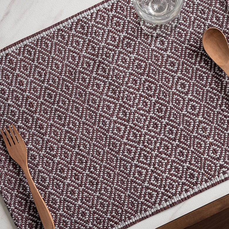 ハンドメイドのテーブルウェア