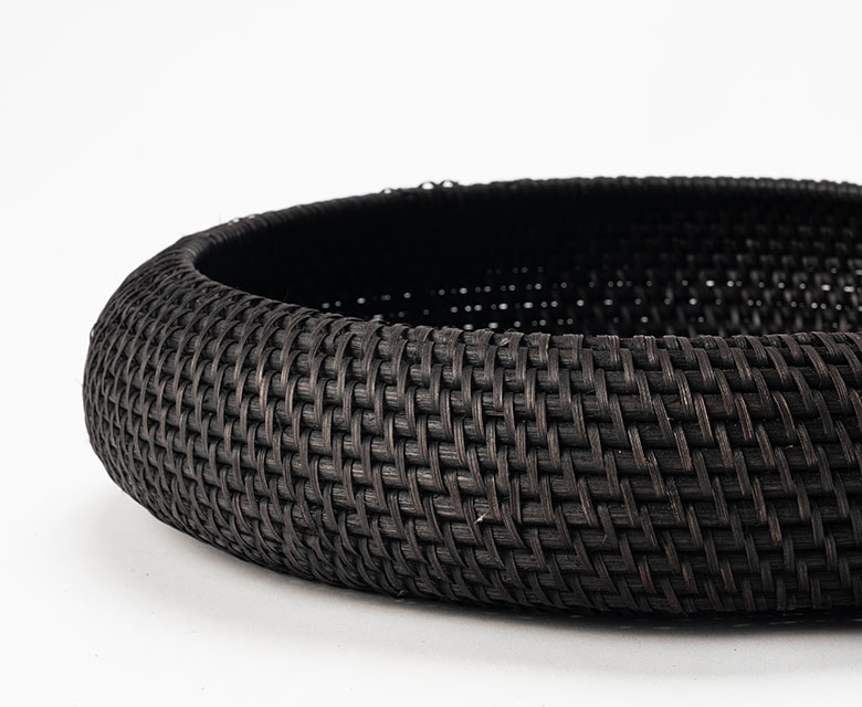 ブラック塗装の小物入れ