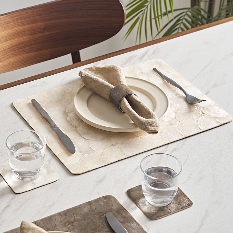 シンプルなデザインのランチョンマット