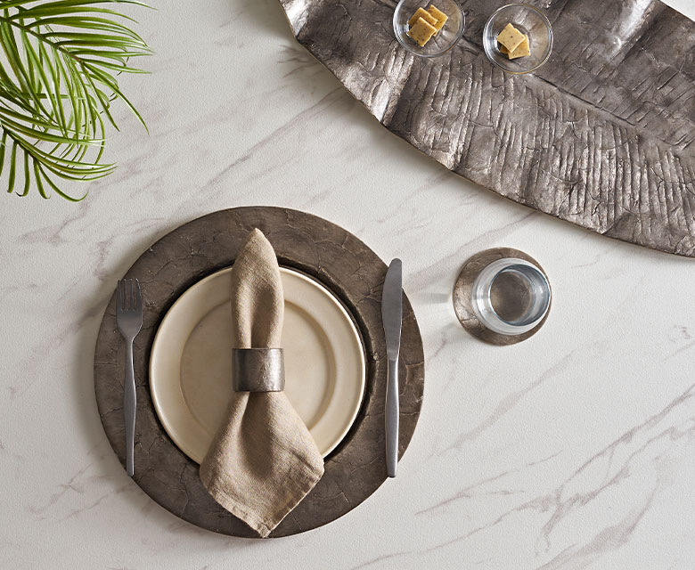 シンプルなデザインのサービスプレート