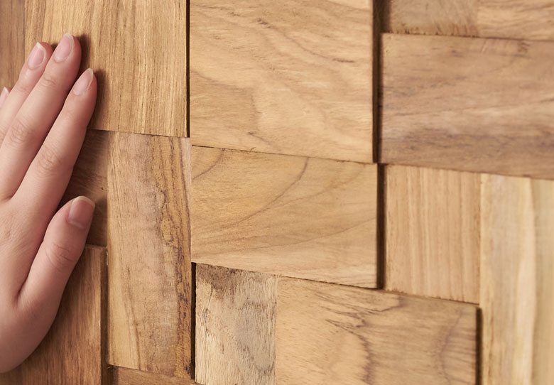 木目の美しいチーク材を使用