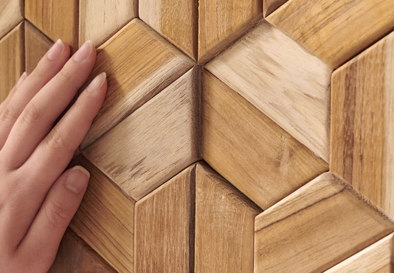 木目の美しいチーク材を使用