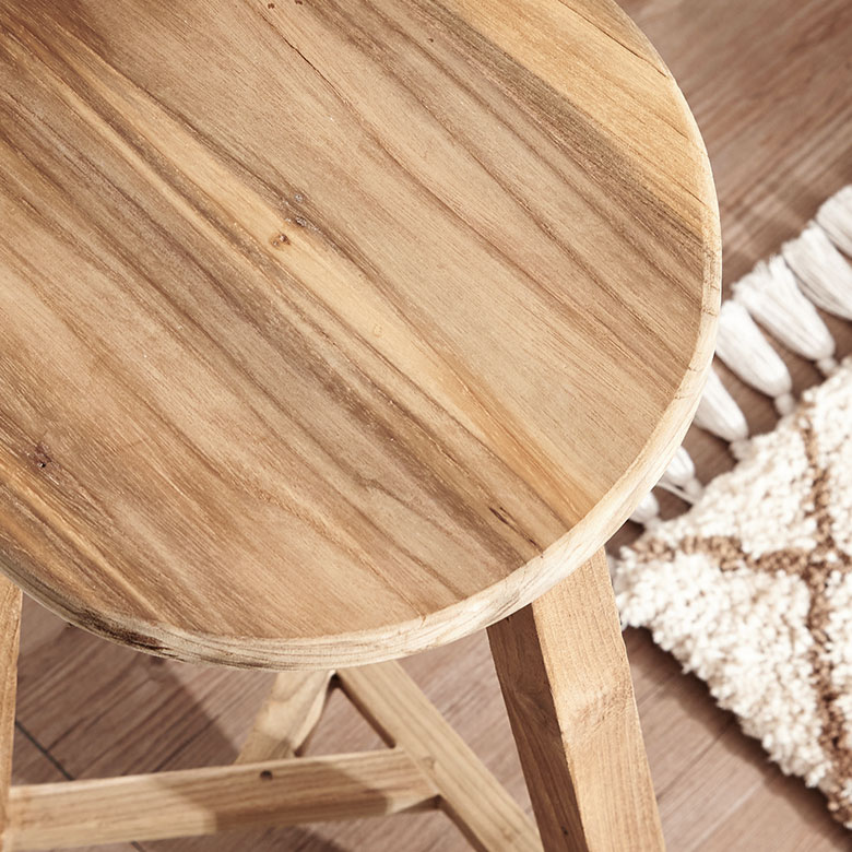 天然木の古材のベンチが丸形スツールに