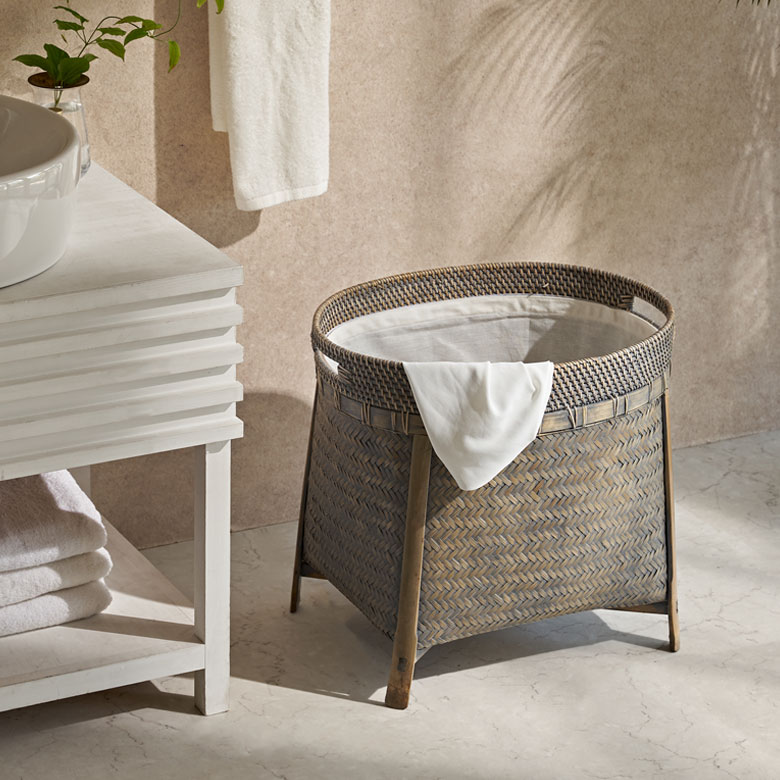 ラタンとバンブーの脚付オーバルバスケット