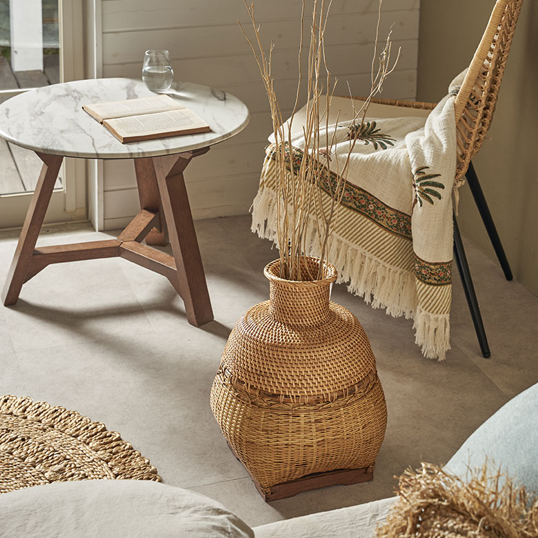 天然素材を編み上げたカゴ