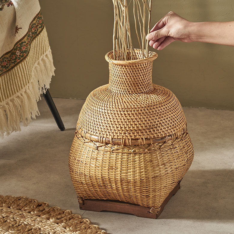 アジアインテリアを演出する収納バスケット