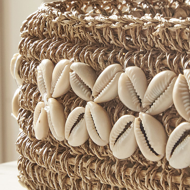 職人がひとつひとつ丁寧に編み上げたトレイ