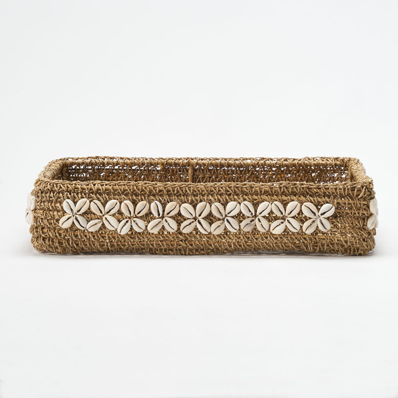 トレーの周囲を、お花のようにシェルをあしらったデザインです