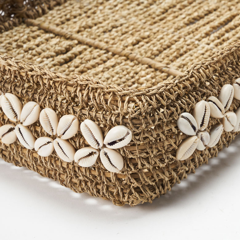 手編みのバスケットにシェルでデコレーション