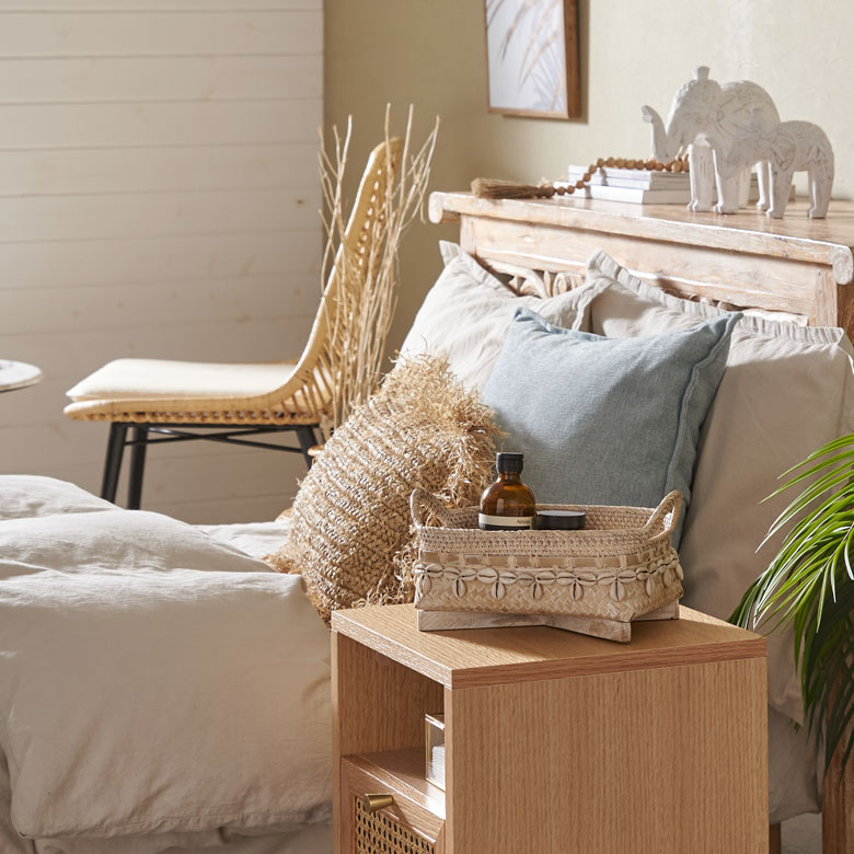 脚つきでころんとした可愛らしいデザイン