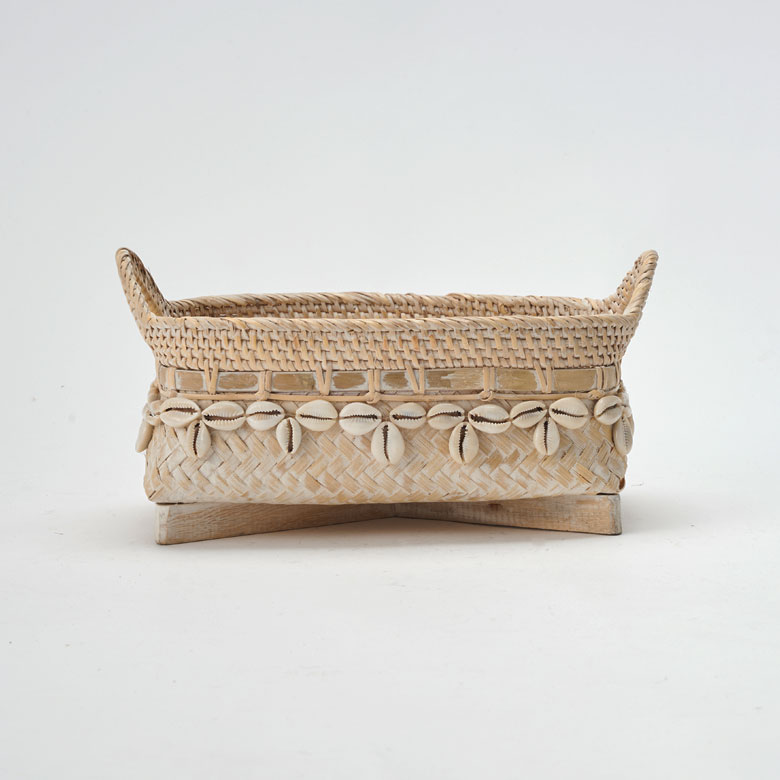 バスケットの周囲に、シェルをあしらったデザインです