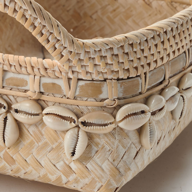 手編みのバスケットにシェルでデコレーション