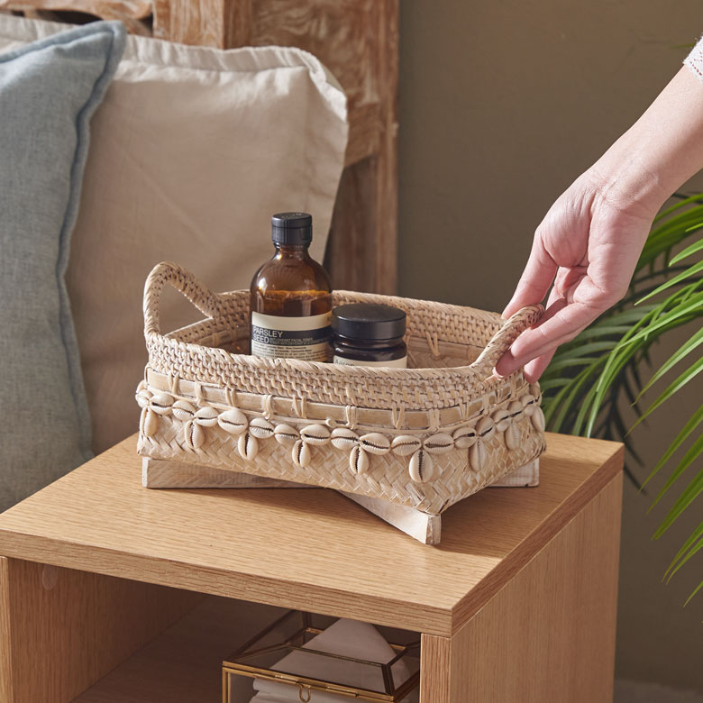 バンブーで編まれたバスケットの上部にラタンを組み合わせたバスケット