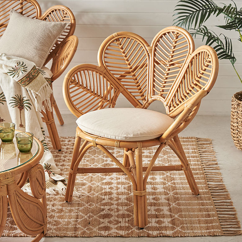 アジアンリゾート感たっぷりのフラワーデザインの椅子