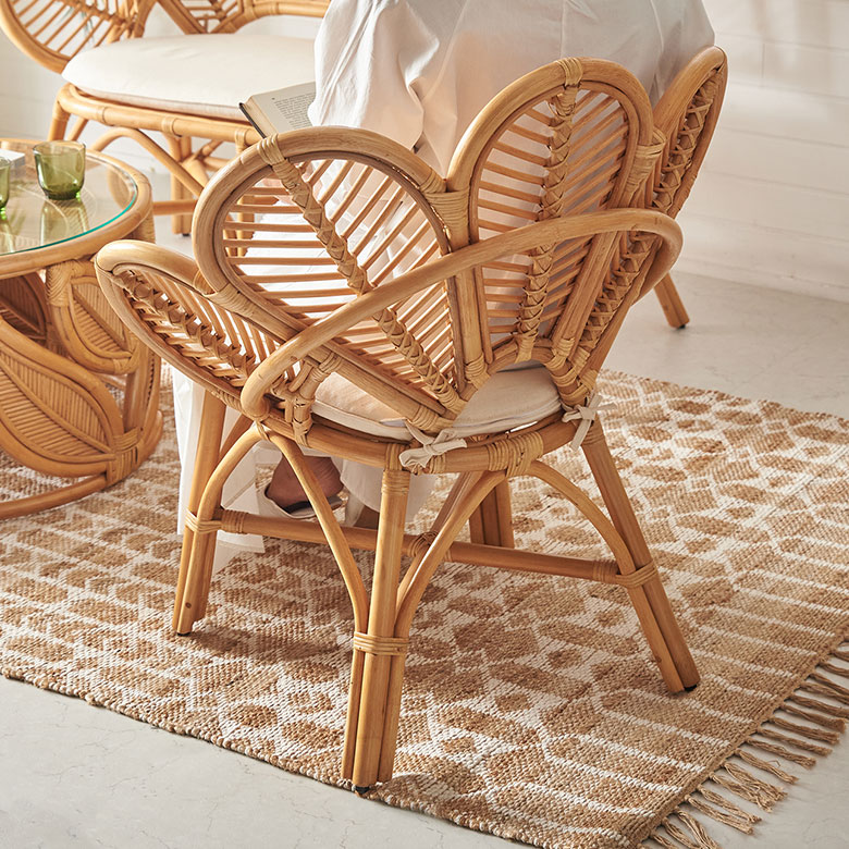 おしゃれなフラワーデザインのラタンチェアー