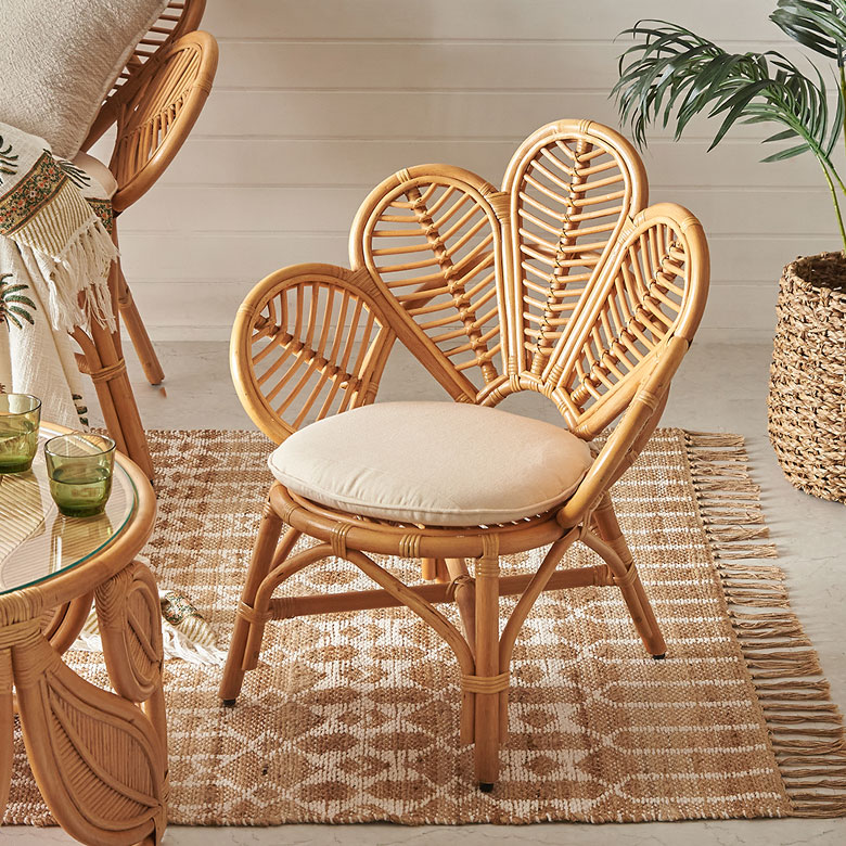 アジアンリゾート感たっぷりのフラワーデザインの椅子